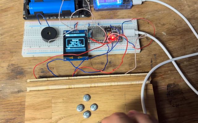 Rozpracované ESP32 zařízení na nepájivém poli